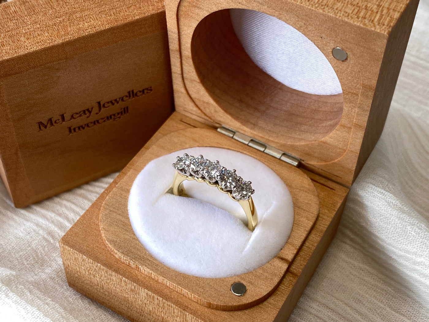 18ct gold 5 stone Diamond Ring